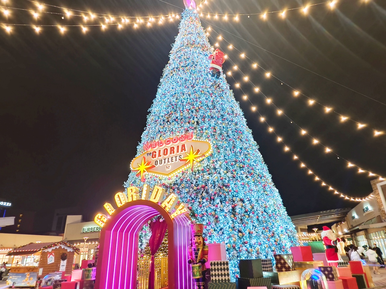 ★桃園聖誕景點★2025華泰名品城耶誕季|全台最巨!20公尺聖誕樹、百老匯燈飾、市集美食、煙火秀完整攻略~ - 第7張圖