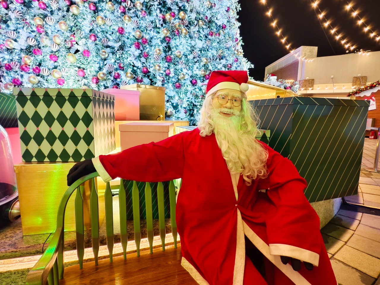 ★桃園聖誕景點★2025華泰名品城耶誕季|全台最巨!20公尺聖誕樹、百老匯燈飾、市集美食、煙火秀完整攻略~ - 第10張圖