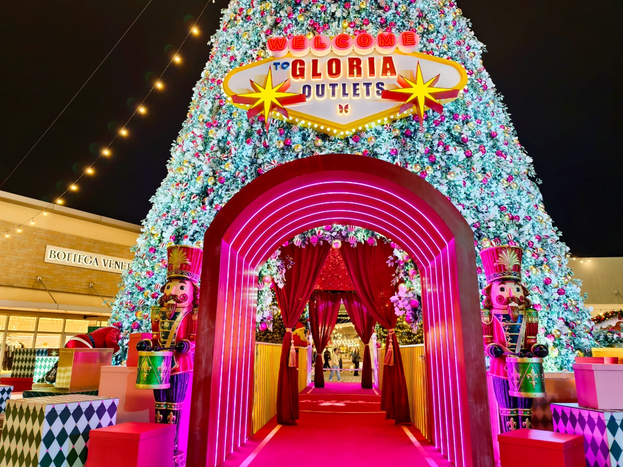 ★桃園聖誕景點★2025華泰名品城耶誕季|全台最巨!20公尺聖誕樹、百老匯燈飾、市集美食、煙火秀完整攻略~ - 第9張圖