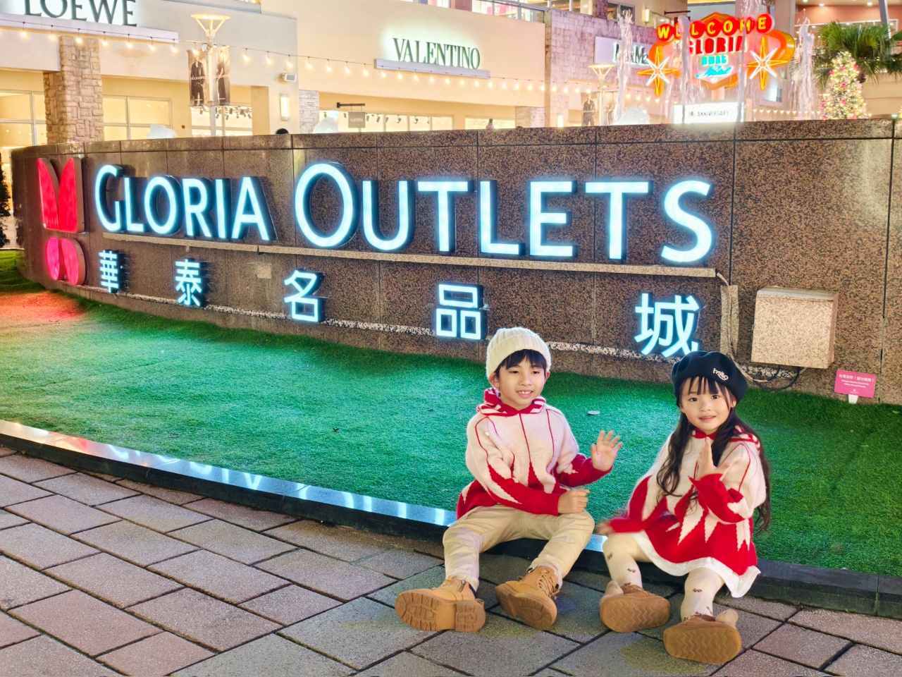 ★桃園聖誕景點★2025華泰名品城耶誕季|全台最巨!20公尺聖誕樹、百老匯燈飾、市集美食、煙火秀完整攻略~ - 第2張圖