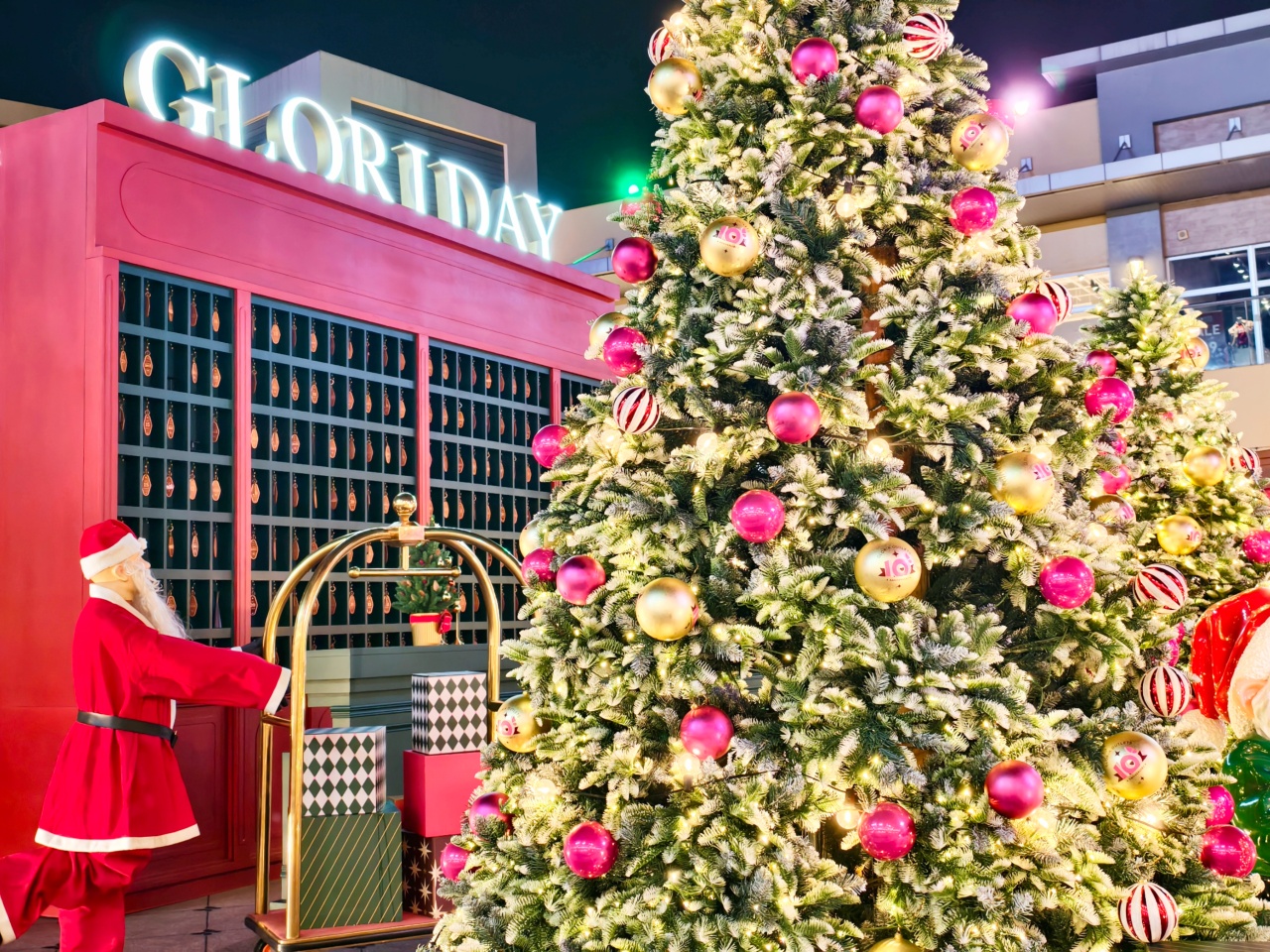 ★桃園聖誕景點★2025華泰名品城耶誕季|全台最巨!20公尺聖誕樹、百老匯燈飾、市集美食、煙火秀完整攻略~ - 第6張圖