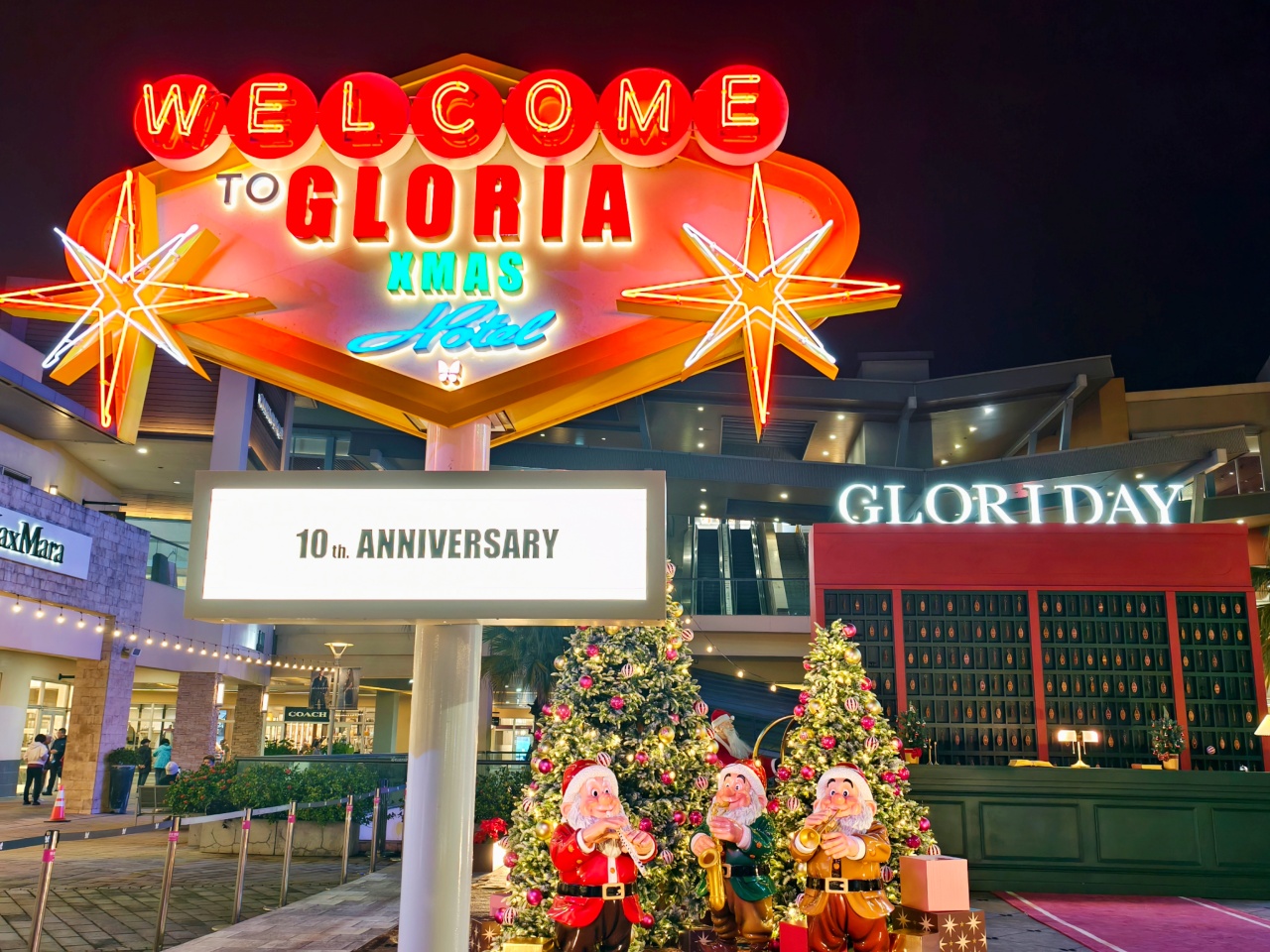 ★桃園聖誕景點★2025華泰名品城耶誕季|全台最巨!20公尺聖誕樹、百老匯燈飾、市集美食、煙火秀完整攻略~ - 第5張圖