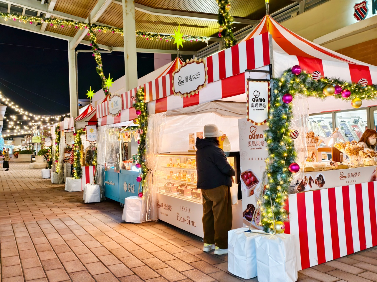 ★桃園聖誕景點★2025華泰名品城耶誕季|全台最巨!20公尺聖誕樹、百老匯燈飾、市集美食、煙火秀完整攻略~ - 第13張圖