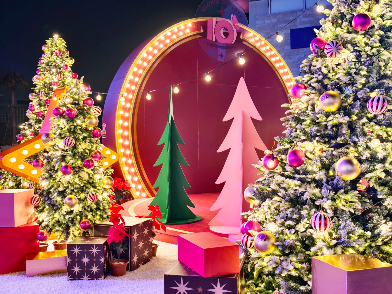 ★桃園聖誕景點★2025華泰名品城耶誕季|全台最巨!20公尺聖誕樹、百老匯燈飾、市集美食、煙火秀完整攻略~ - 第12張圖