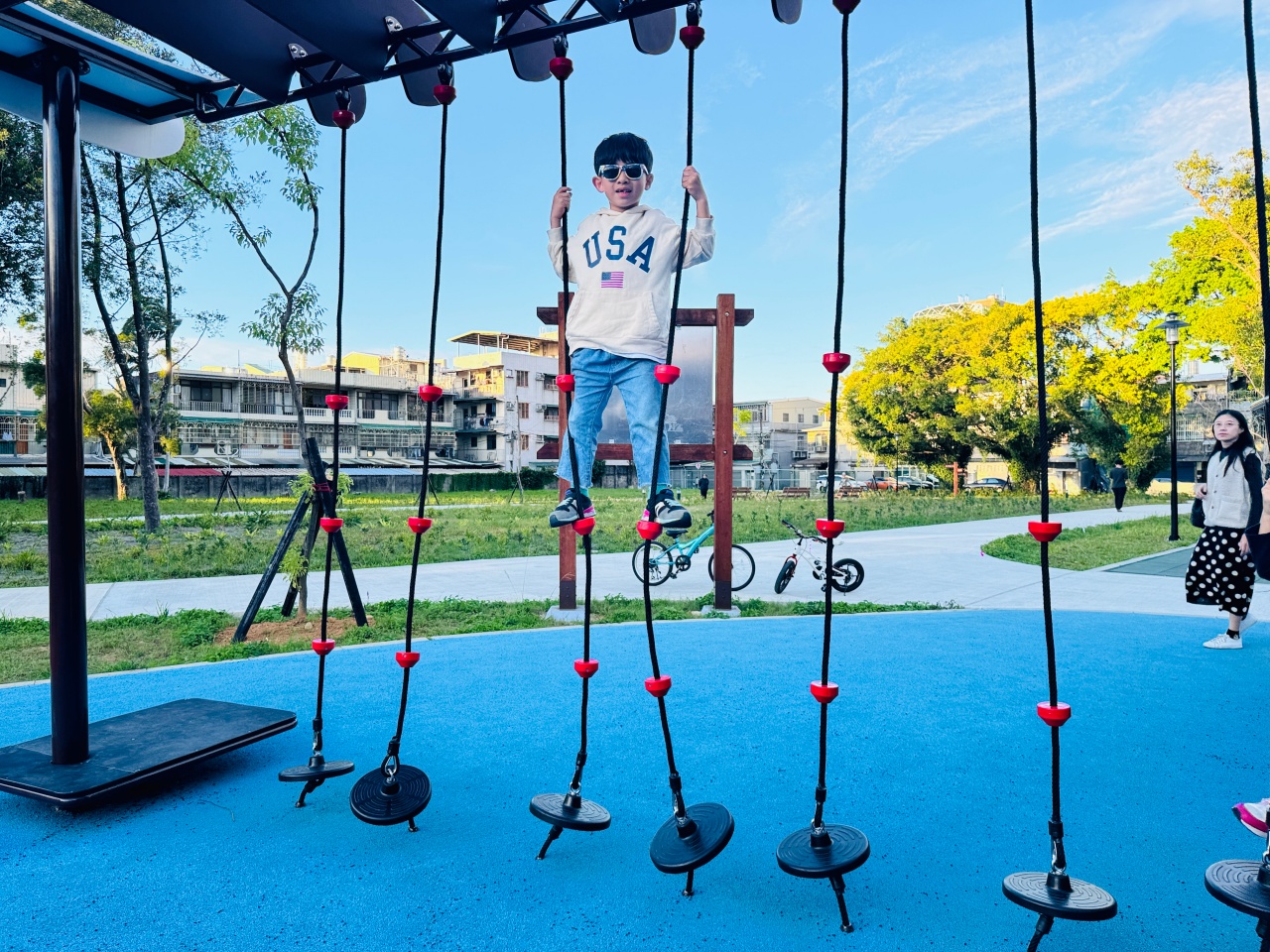 ★桃園親子景點推薦★傘儲酷公園,免費玩巨型運輸機遊戲場當小小傘兵,順遊大溪老街一日親子行程! - 第16張圖