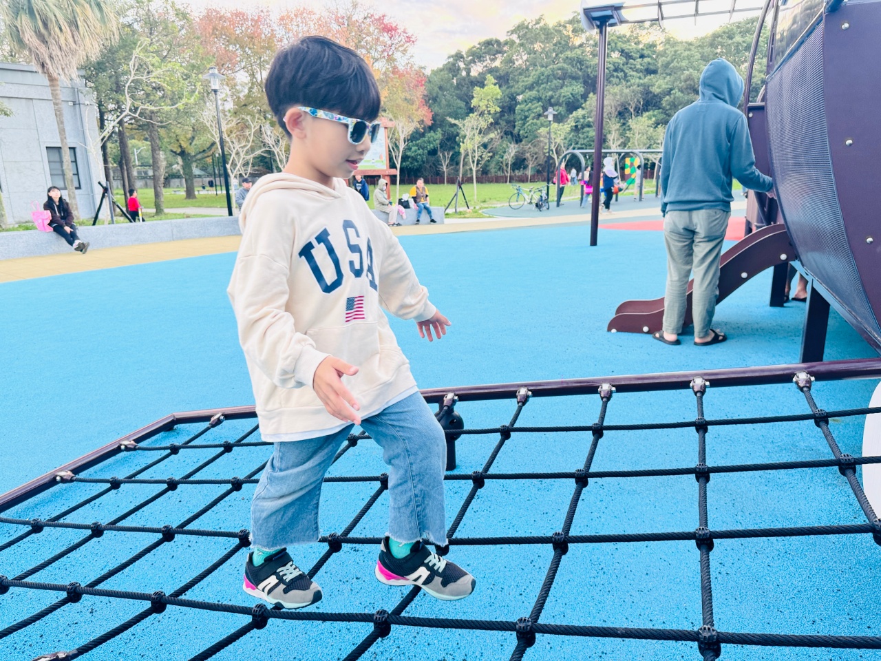 ★桃園親子景點推薦★傘儲酷公園,免費玩巨型運輸機遊戲場當小小傘兵,順遊大溪老街一日親子行程! - 第11張圖
