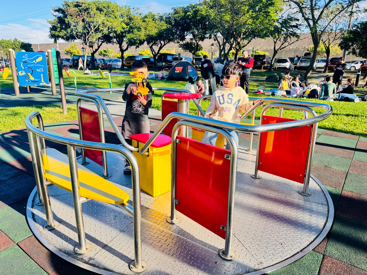 ★桃園親子景點★大溪河濱公園，賞落羽松兼放電，海盜船遊戲場、單車越野場、鄰近大溪老街，桃園大溪一日遊這樣玩！