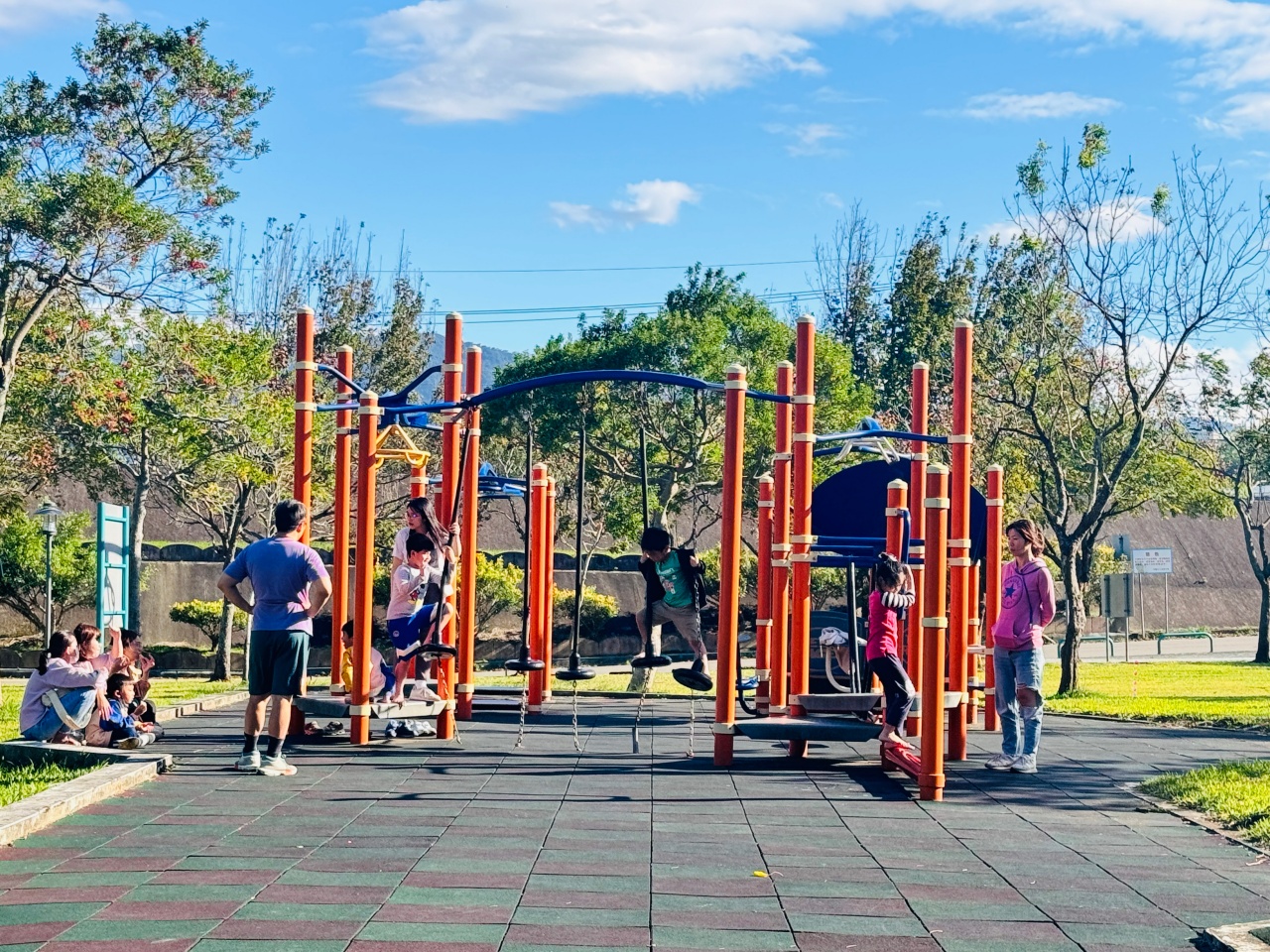 ★桃園親子景點★大溪河濱公園，賞落羽松兼放電，海盜船遊戲場、單車越野場、鄰近大溪老街，桃園大溪一日遊這樣玩！