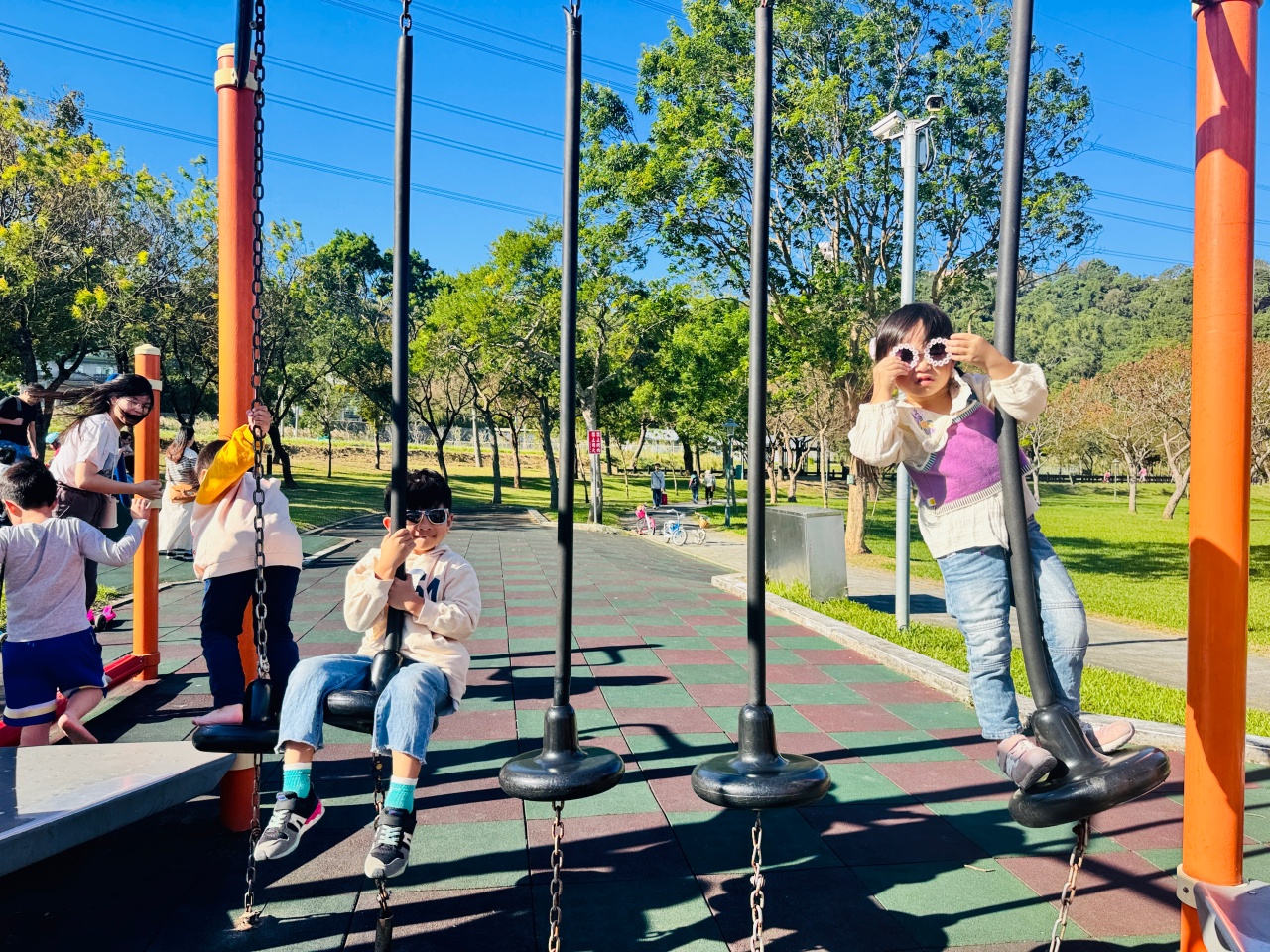 ★桃園親子景點★大溪河濱公園，賞落羽松兼放電，海盜船遊戲場、單車越野場、鄰近大溪老街，桃園大溪一日遊這樣玩！