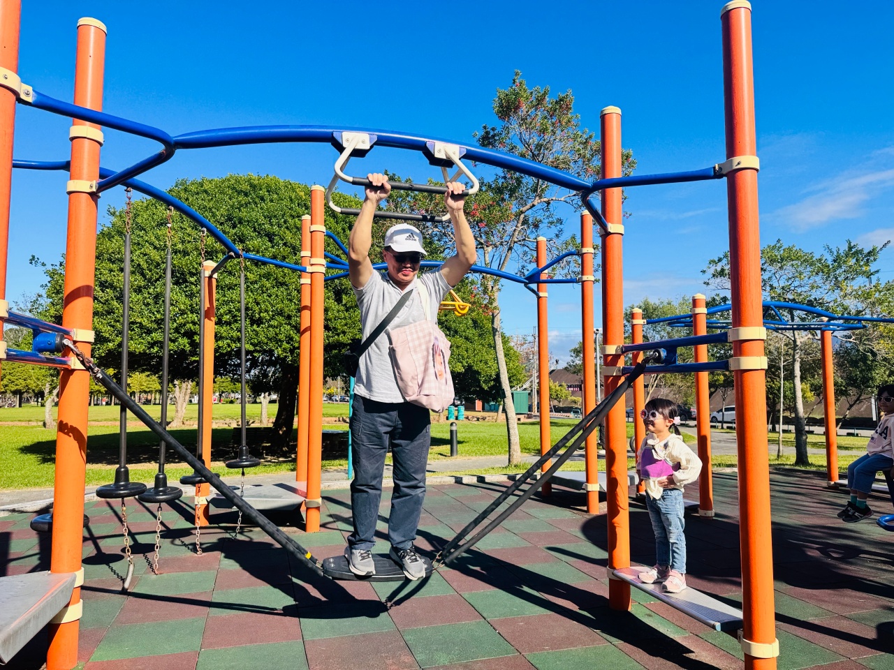 ★桃園親子景點★大溪河濱公園，賞落羽松兼放電，海盜船遊戲場、單車越野場、鄰近大溪老街，桃園大溪一日遊這樣玩！