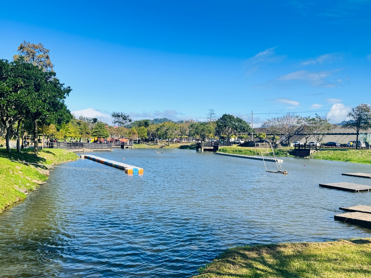 ★桃園親子景點★大溪河濱公園，賞落羽松兼放電，海盜船遊戲場、單車越野場、鄰近大溪老街，桃園大溪一日遊這樣玩！