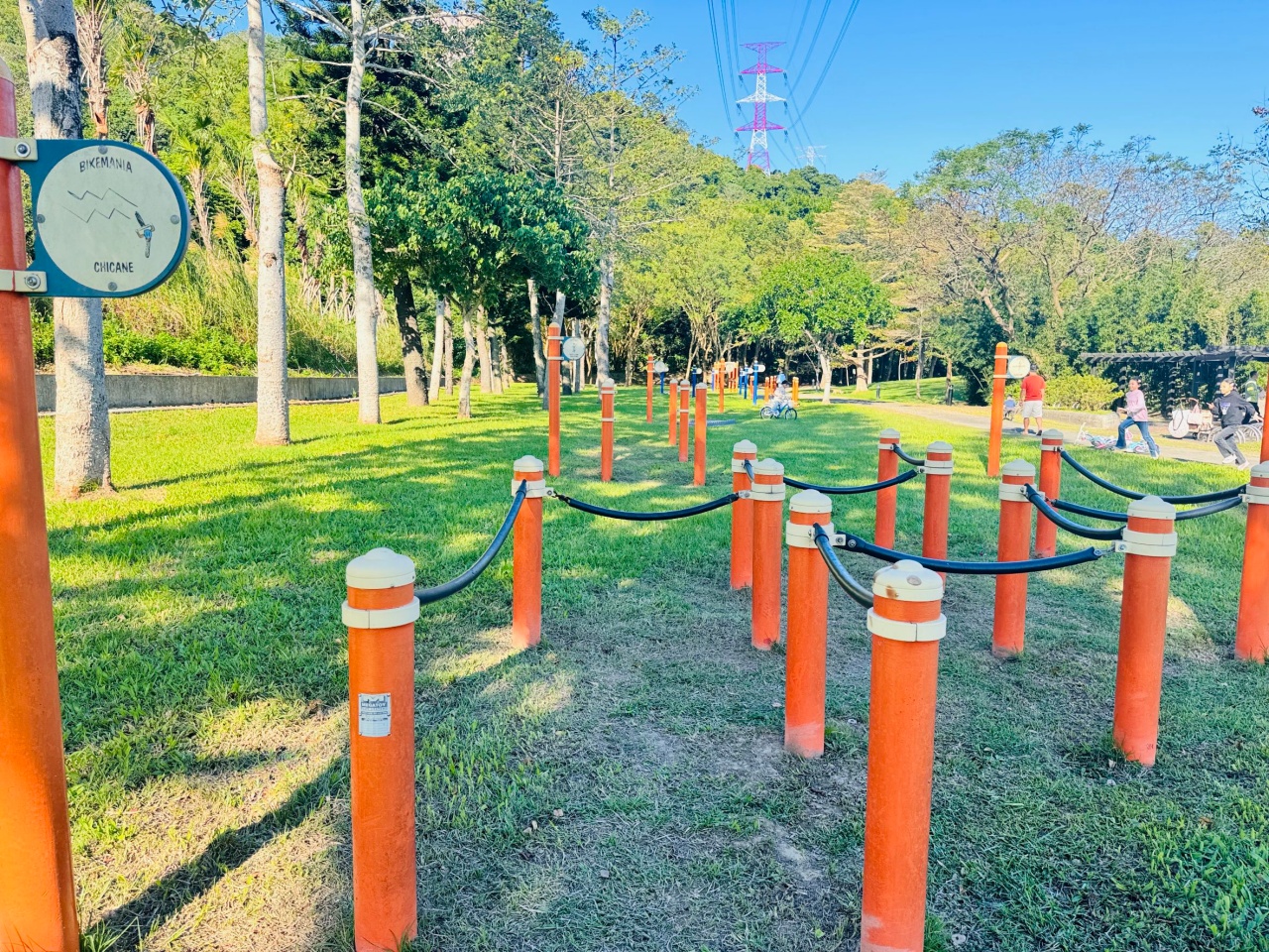 ★桃園親子景點★大溪河濱公園，賞落羽松兼放電，海盜船遊戲場、單車越野場、鄰近大溪老街，桃園大溪一日遊這樣玩！