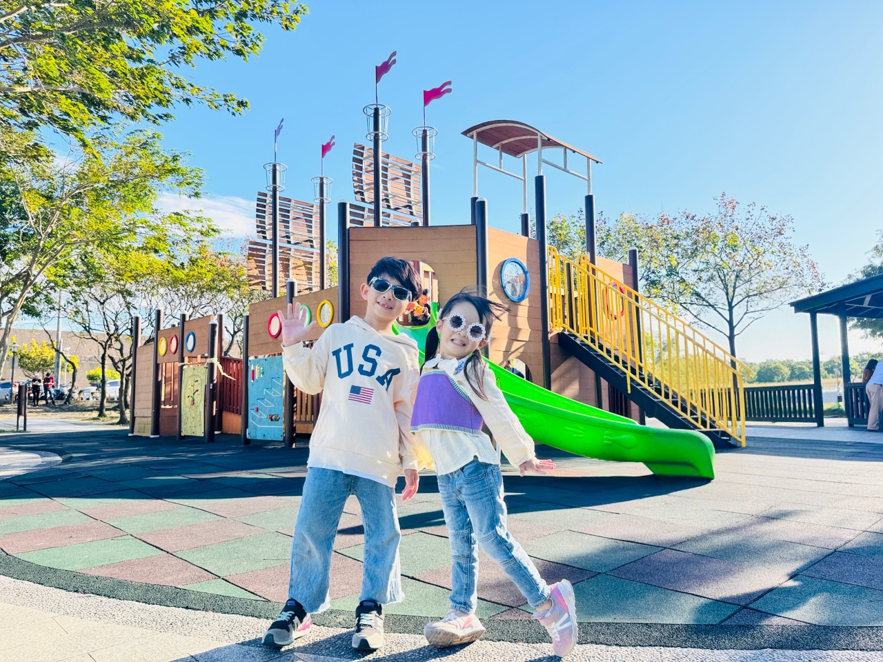 ★桃園親子景點★大溪河濱公園，賞落羽松兼放電，海盜船遊戲場、單車越野場、鄰近大溪老街，桃園大溪一日遊這樣玩！