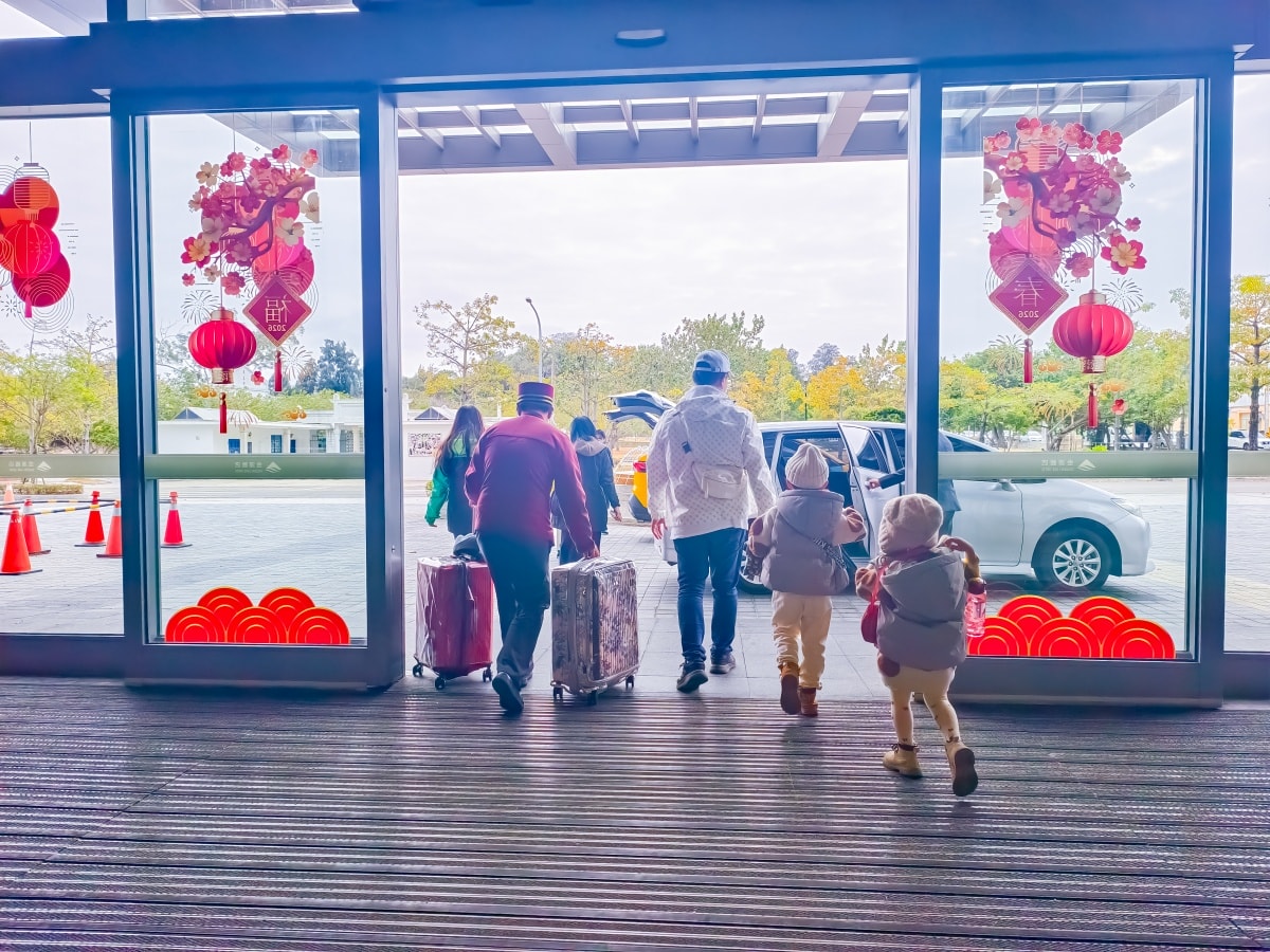 ★金門親子飯店推薦★金門最美湖景飯店『金湖飯店』,坐擁太湖美景、超萌水獺親子主題房、戰地特色遊戲室、露天泳池、SPA、高爾夫推桿!緊鄰昇恆昌免稅店,全家放鬆放電、逛街購物,一站滿足的五星級規格國際觀光飯店! - 第3張圖 ★金門親子飯店推薦★金門最美湖景飯店『金湖飯店』,坐擁太湖美景、超萌水獺親子主題房、戰地特色遊戲室、露天泳池、SPA、高爾夫推桿!緊鄰昇恆昌免稅店,全家放鬆放電、逛街購物,一站滿足的五星級規格國際觀光飯店!