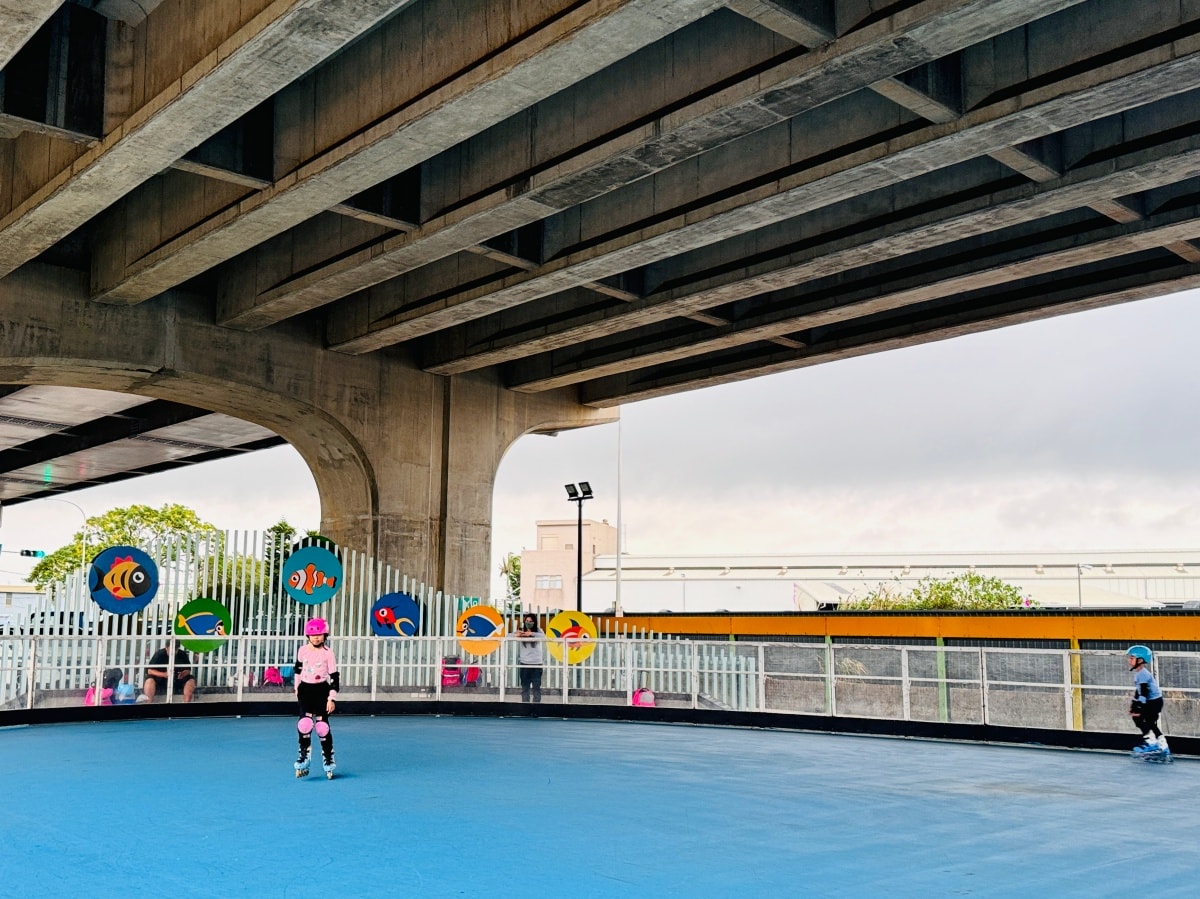 ★桃園親子景點★遮陽避雨聖地『頭洲魅力公園』，隱身橋下的極速滑索、專業滑輪場、挖土機沙坑！鄰近中壢好市多，晴雨天都能玩的全齡運動公園！