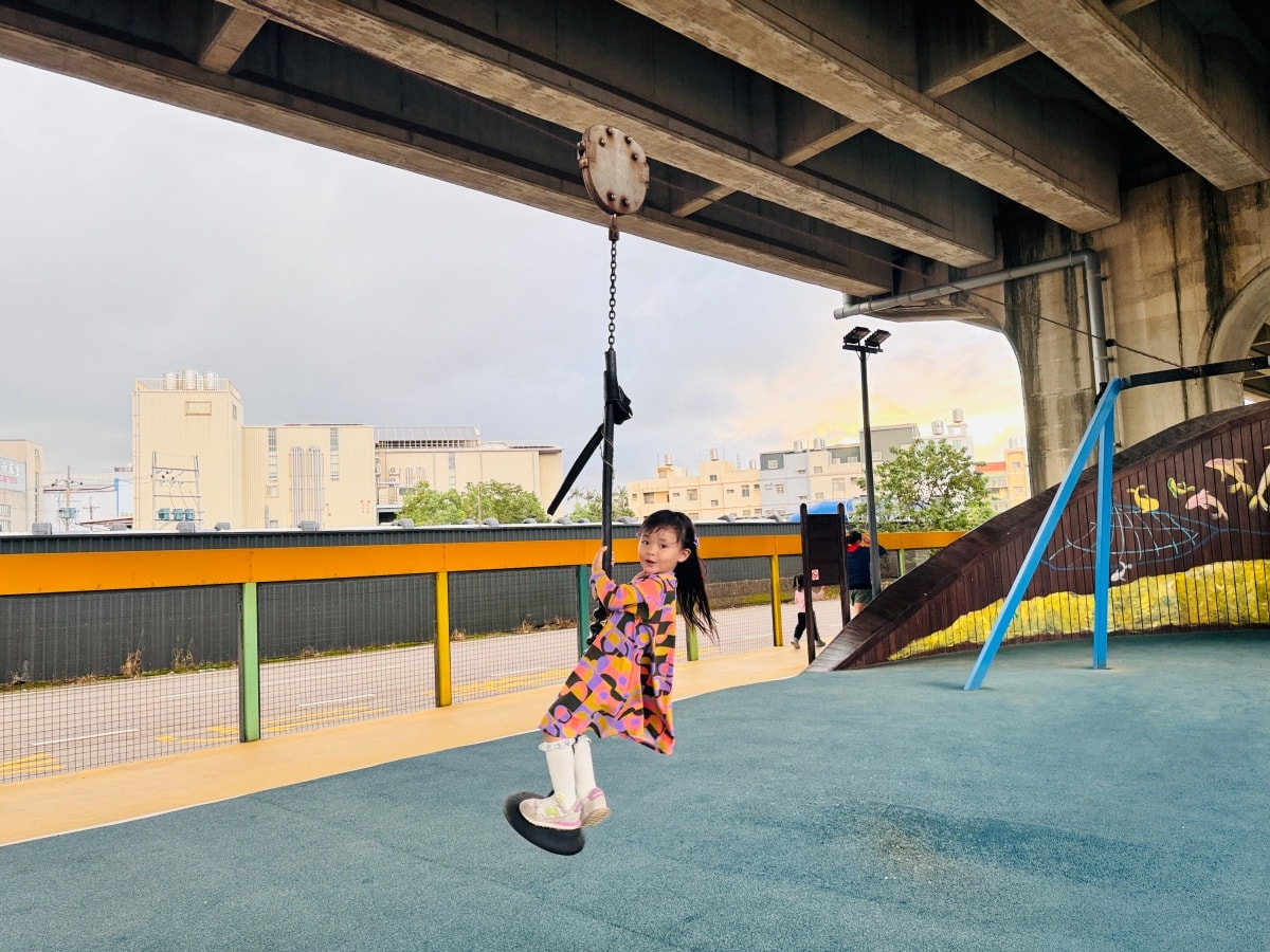 ★桃園親子景點★遮陽避雨聖地『頭洲魅力公園』，隱身橋下的極速滑索、專業滑輪場、挖土機沙坑！鄰近中壢好市多，晴雨天都能玩的全齡運動公園！