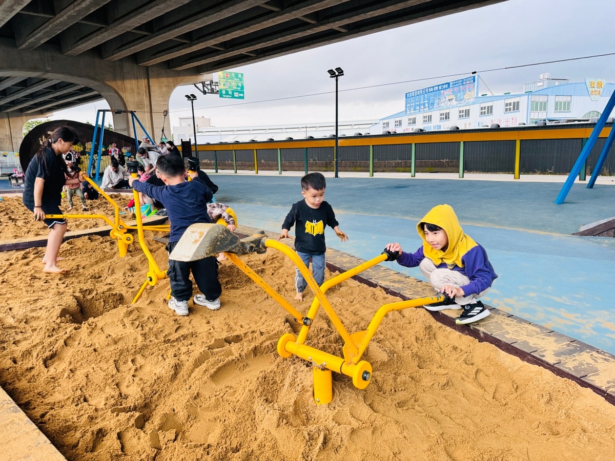★桃園親子景點★遮陽避雨聖地『頭洲魅力公園』，隱身橋下的極速滑索、專業滑輪場、挖土機沙坑！鄰近中壢好市多，晴雨天都能玩的全齡運動公園！
