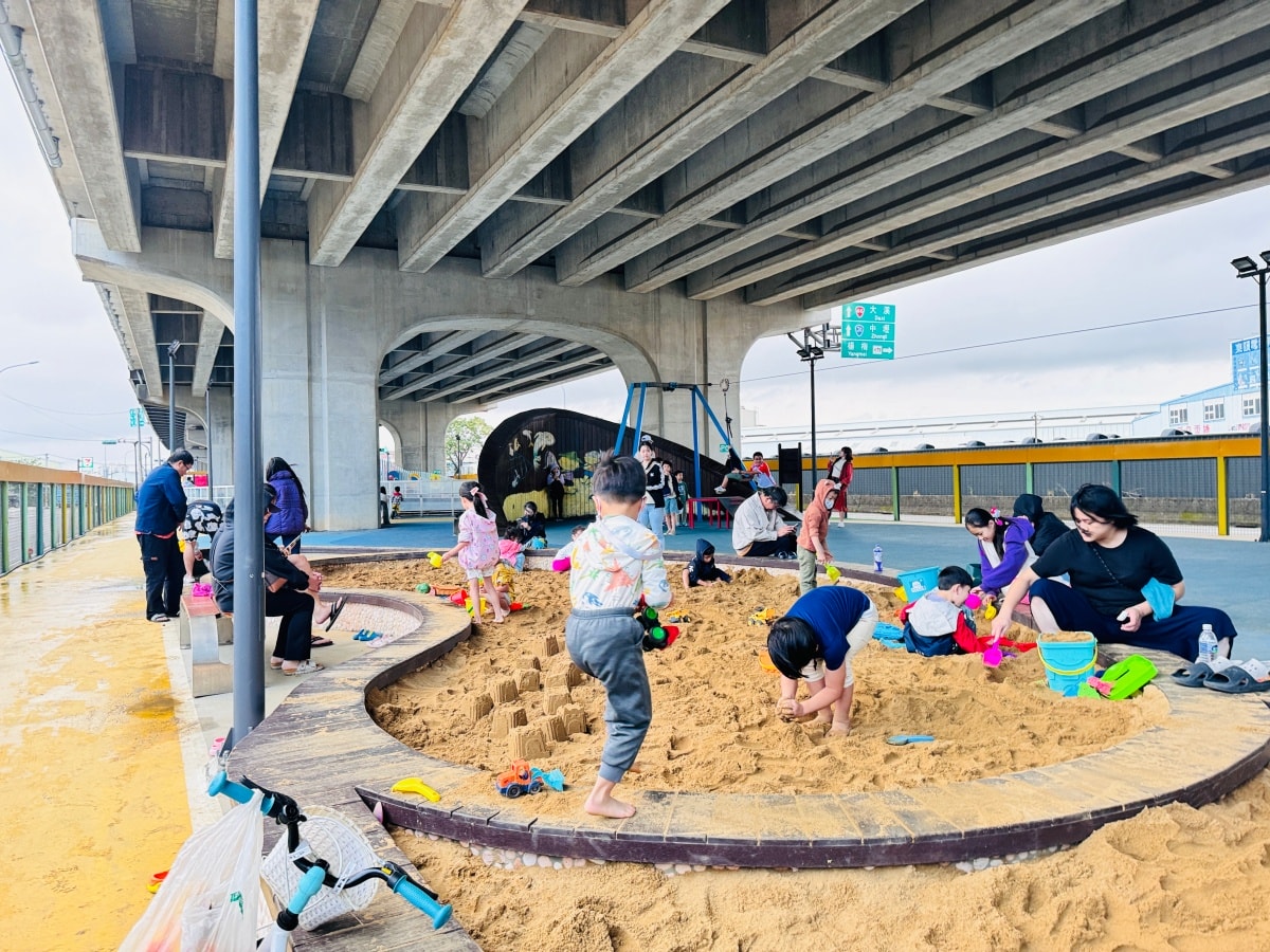 ★桃園親子景點★遮陽避雨聖地『頭洲魅力公園』，隱身橋下的極速滑索、專業滑輪場、挖土機沙坑！鄰近中壢好市多，晴雨天都能玩的全齡運動公園！