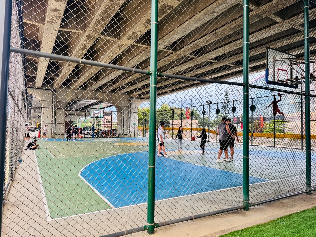 ★桃園親子景點★遮陽避雨聖地『頭洲魅力公園』，隱身橋下的極速滑索、專業滑輪場、挖土機沙坑！鄰近中壢好市多，晴雨天都能玩的全齡運動公園！
