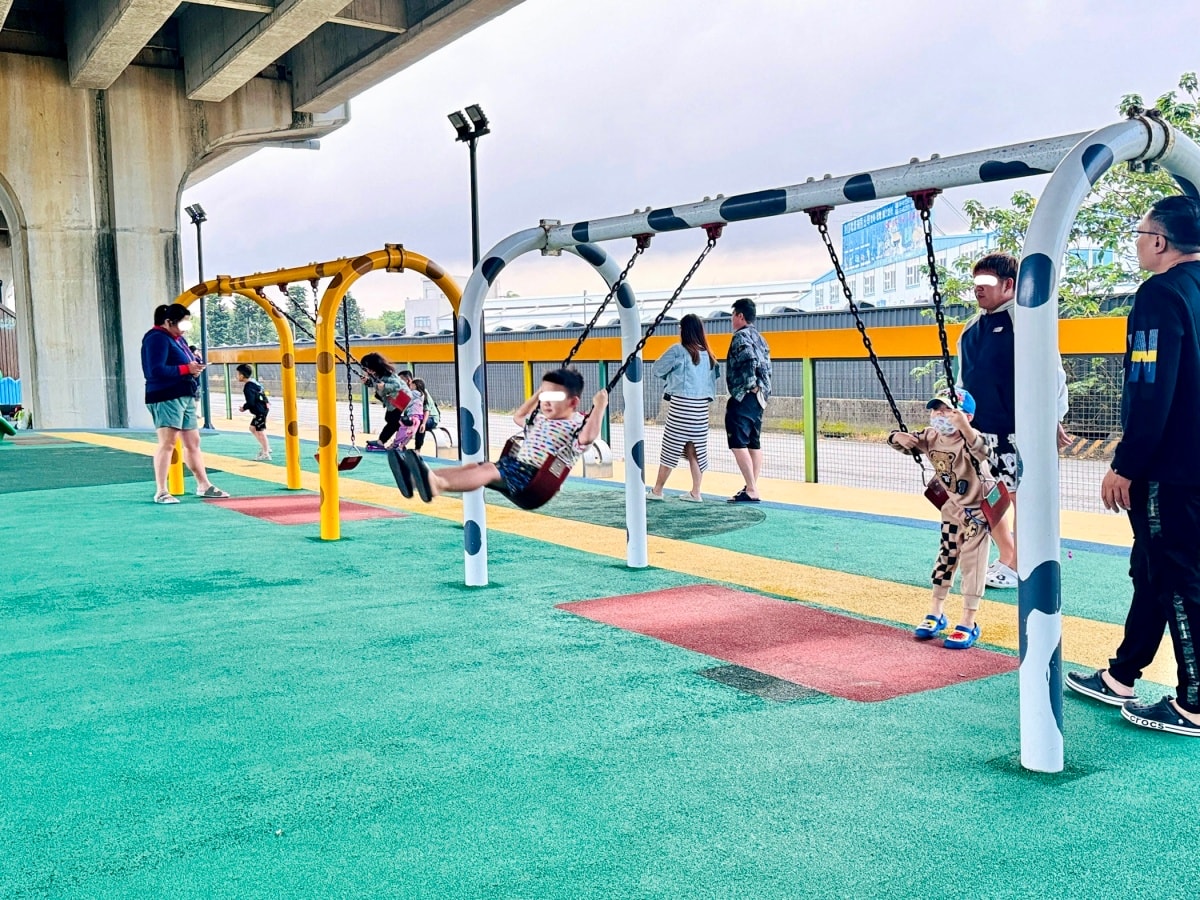 ★桃園親子景點★遮陽避雨聖地『頭洲魅力公園』，隱身橋下的極速滑索、專業滑輪場、挖土機沙坑！鄰近中壢好市多，晴雨天都能玩的全齡運動公園！
