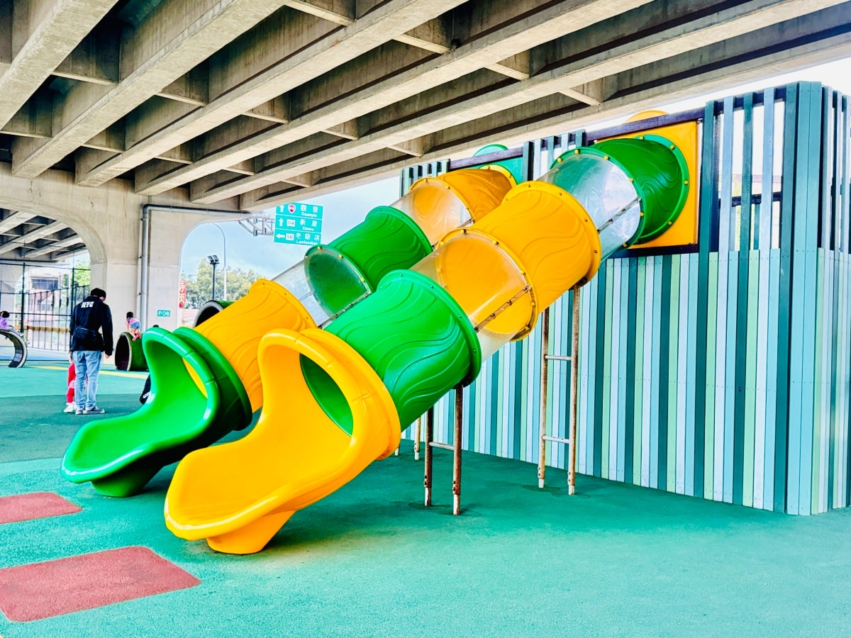 ★桃園親子景點★遮陽避雨聖地『頭洲魅力公園』，隱身橋下的極速滑索、專業滑輪場、挖土機沙坑！鄰近中壢好市多，晴雨天都能玩的全齡運動公園！
