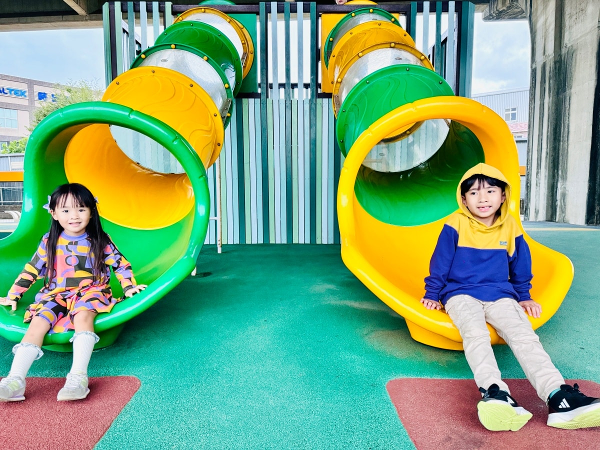 ★桃園親子景點★遮陽避雨聖地『頭洲魅力公園』，隱身橋下的極速滑索、專業滑輪場、挖土機沙坑！鄰近中壢好市多，晴雨天都能玩的全齡運動公園！