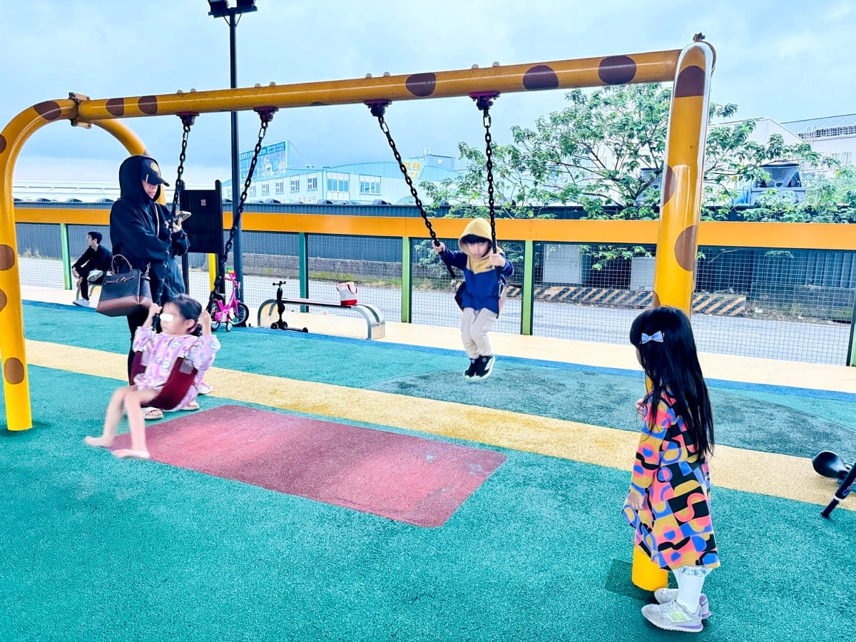 ★桃園親子景點★遮陽避雨聖地『頭洲魅力公園』，隱身橋下的極速滑索、專業滑輪場、挖土機沙坑！鄰近中壢好市多，晴雨天都能玩的全齡運動公園！