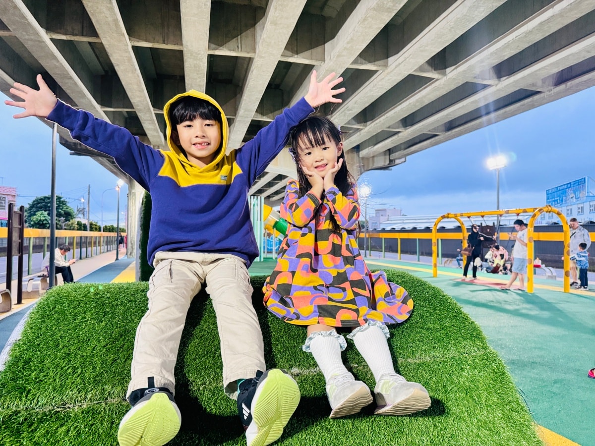 ★桃園親子景點★遮陽避雨聖地『頭洲魅力公園』，隱身橋下的極速滑索、專業滑輪場、挖土機沙坑！鄰近中壢好市多，晴雨天都能玩的全齡運動公園！