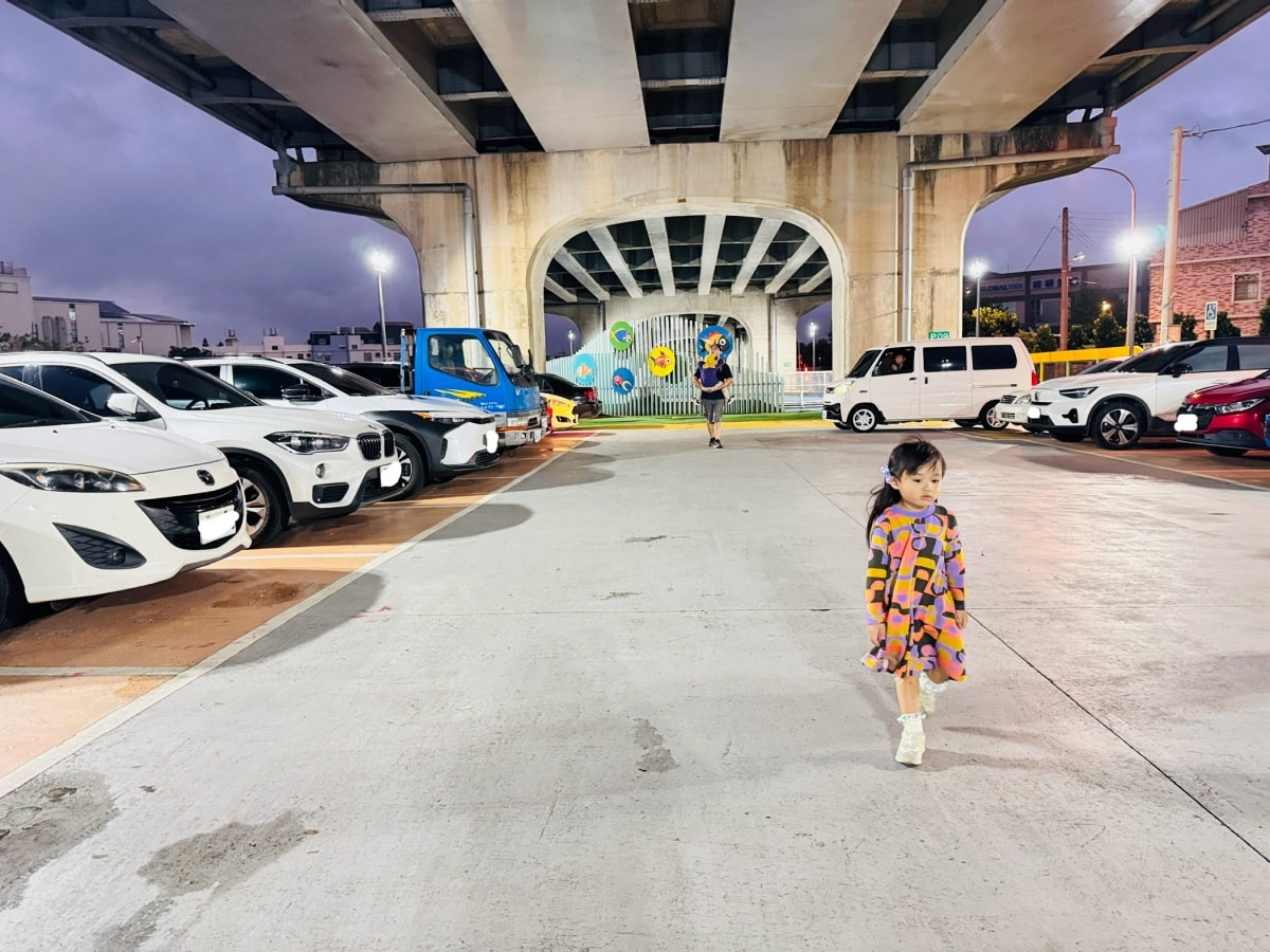 ★桃園親子景點★遮陽避雨聖地『頭洲魅力公園』，隱身橋下的極速滑索、專業滑輪場、挖土機沙坑！鄰近中壢好市多，晴雨天都能玩的全齡運動公園！