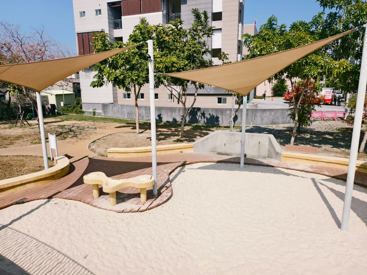 ★彰化親子景點★員林兔馬鹿公園9.6米高球型高塔超壯觀,消防車遊具、環狀滑索,大小朋友的全能放電場! - 第20張圖 ★彰化親子景點★員林兔馬鹿公園9.6米高球型高塔超壯觀,消防車遊具、環狀滑索,大小朋友的全能放電場!