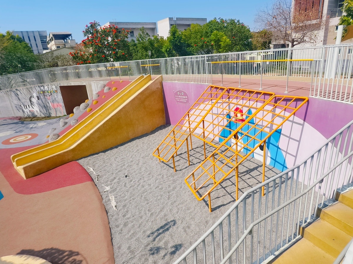 ★彰化親子景點★員林兔馬鹿公園9.6米高球型高塔超壯觀,消防車遊具、環狀滑索,大小朋友的全能放電場! - 第15張圖 ★彰化親子景點★員林兔馬鹿公園9.6米高球型高塔超壯觀,消防車遊具、環狀滑索,大小朋友的全能放電場!