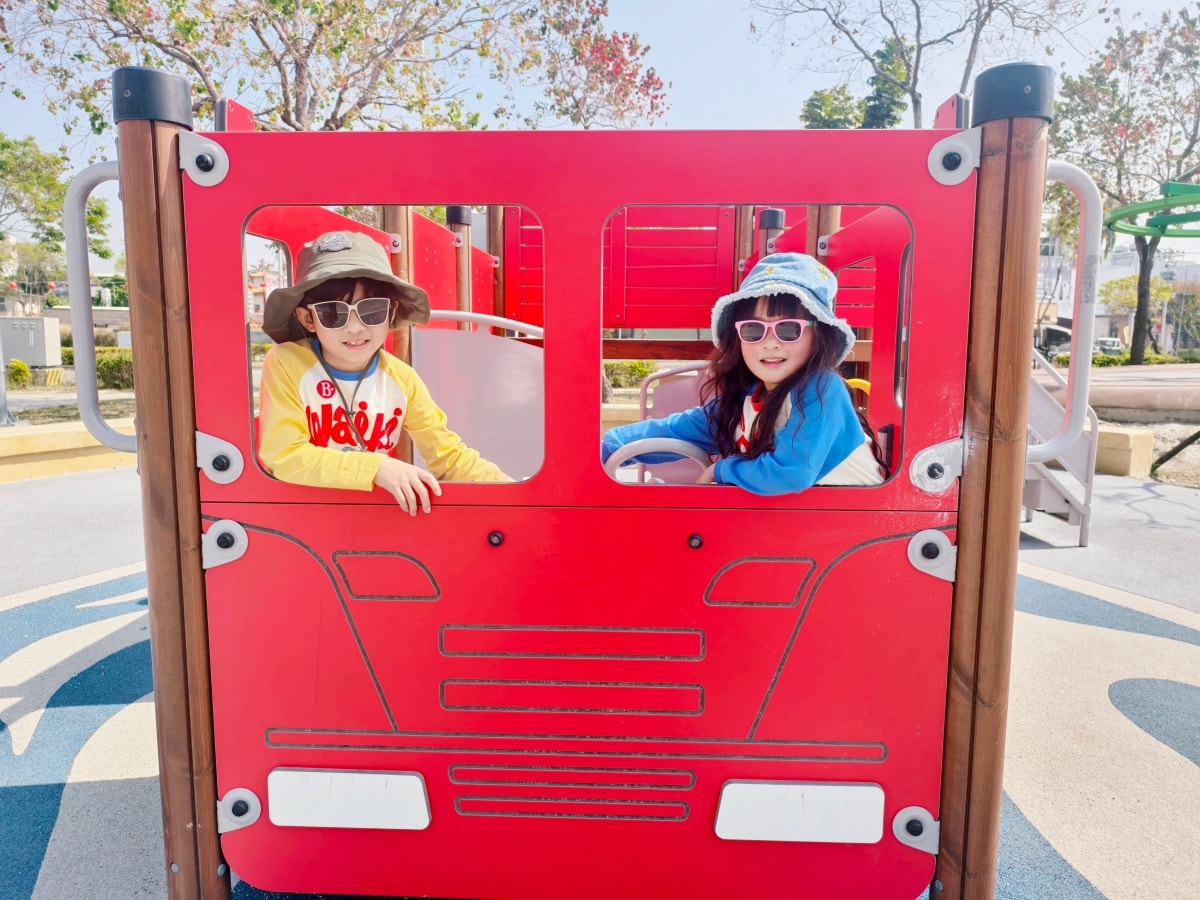 ★彰化親子景點★員林兔馬鹿公園9.6米高球型高塔超壯觀,消防車遊具、環狀滑索,大小朋友的全能放電場! - 第11張圖 ★彰化親子景點★員林兔馬鹿公園9.6米高球型高塔超壯觀,消防車遊具、環狀滑索,大小朋友的全能放電場!