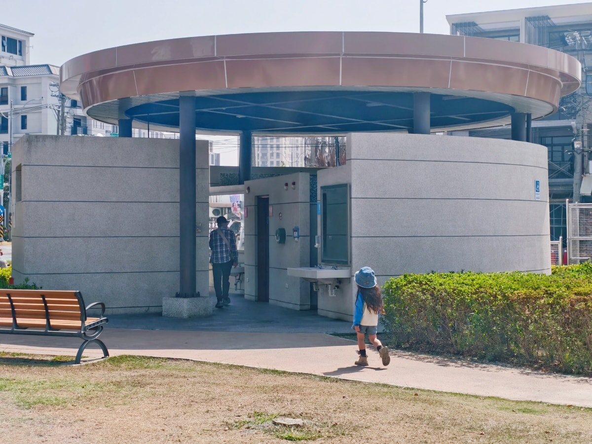 ★彰化親子景點★員林兔馬鹿公園9.6米高球型高塔超壯觀,消防車遊具、環狀滑索,大小朋友的全能放電場! - 第3張圖 ★彰化親子景點★員林兔馬鹿公園9.6米高球型高塔超壯觀,消防車遊具、環狀滑索,大小朋友的全能放電場!