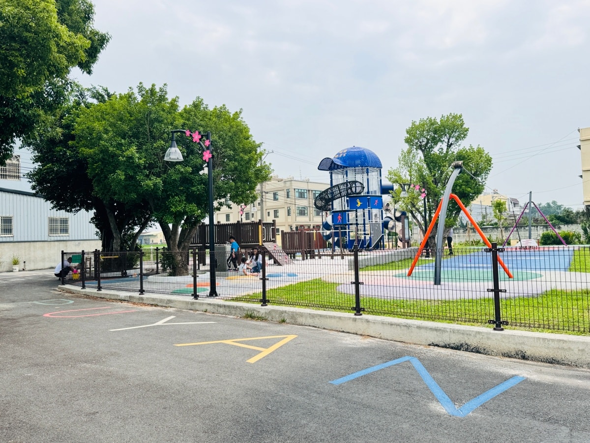 ★彰化親子景點★全台唯一冠軍帽主題『埔南運動公園』!挑戰7公尺高順澤宮藍色巨帽滑梯,玩完再去領取專屬幸運冠軍帽! - 第2張圖 ★彰化親子景點★全台唯一冠軍帽主題『埔南運動公園』!挑戰7公尺高順澤宮藍色巨帽滑梯,玩完再去領取專屬幸運冠軍帽!
