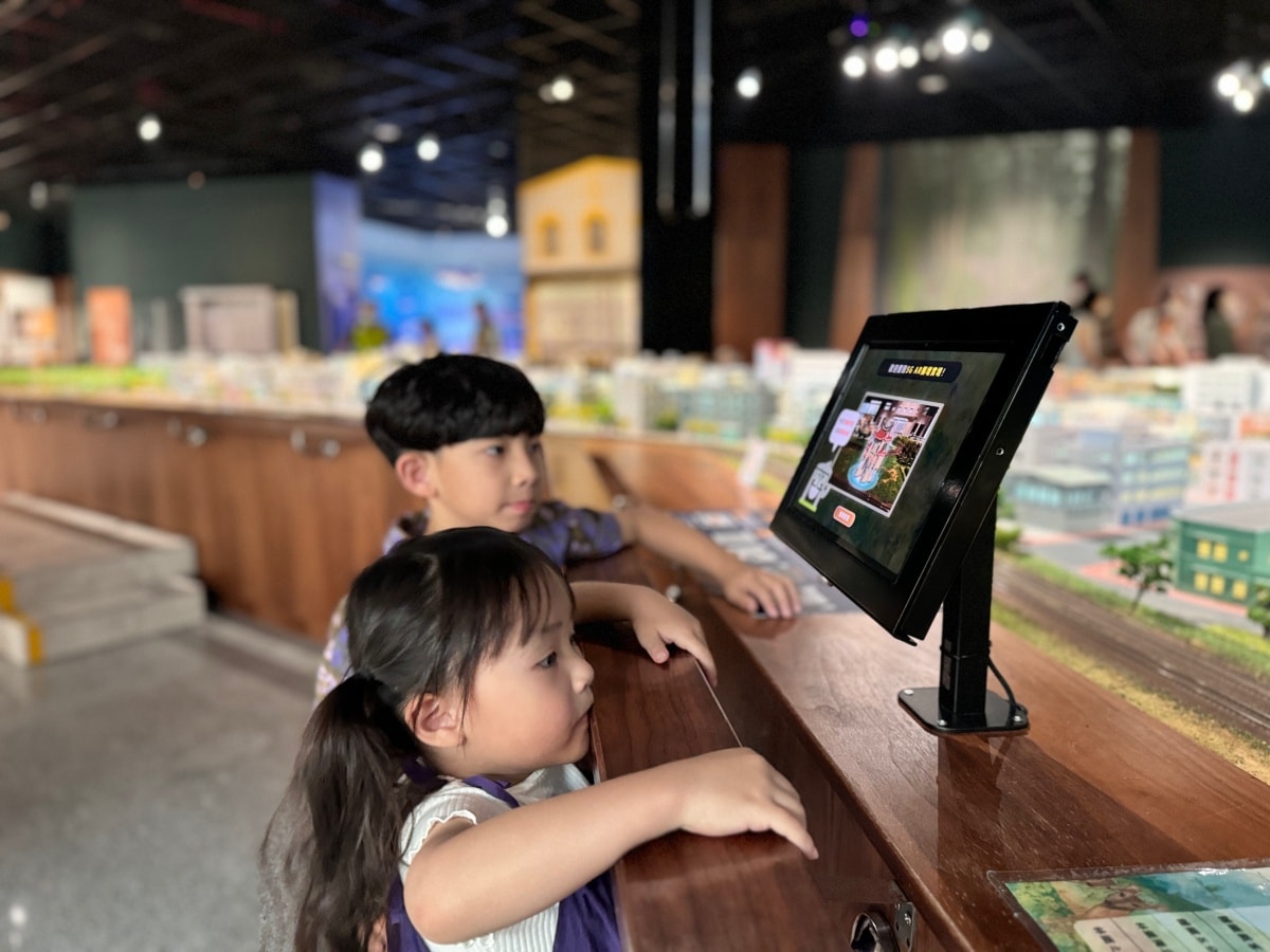 ★嘉義親子景點★嘉義市立博物館，六歲下免費入館，銅板價暢玩三層樓！開火車、兒童廳超好玩，室內避暑、雨天備案，親子玩樂一日遊推薦！