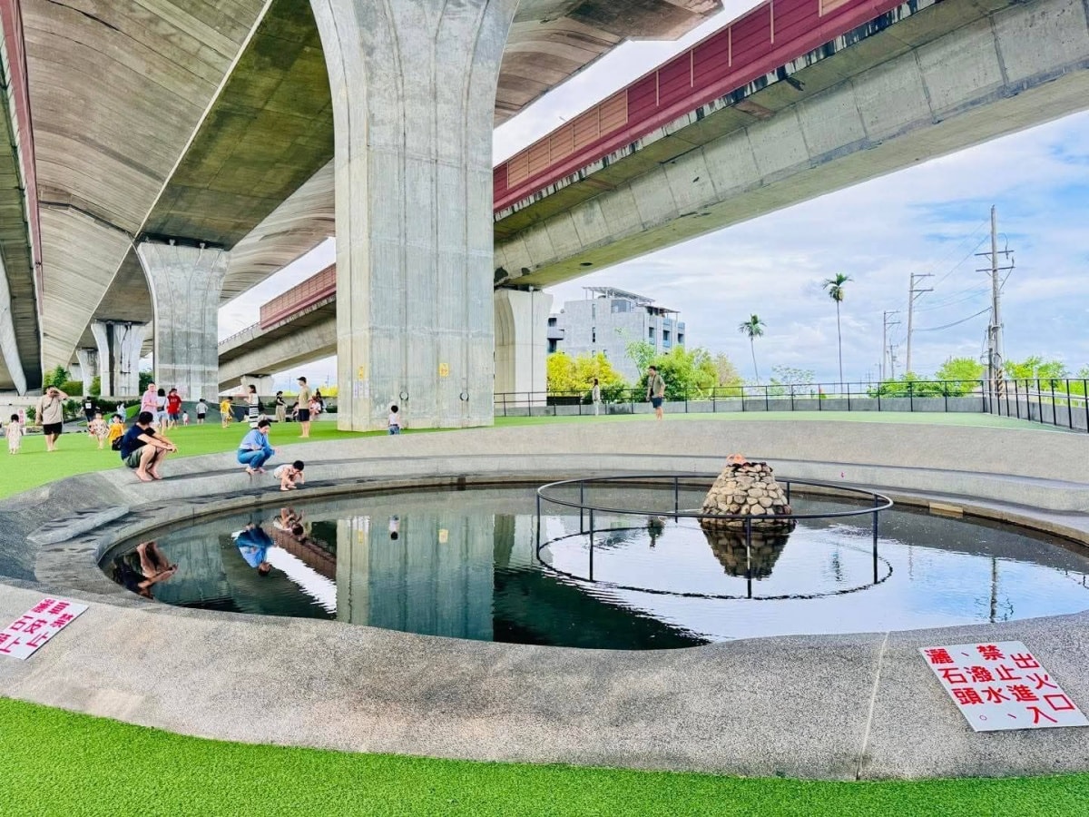 ★宜蘭親子景點★武淵水火同源公園，國道橋下晴雨天暢玩！人工草皮、滾輪溜滑梯、奇特水火共生景觀，避暑、雨天備案一日遊推薦！