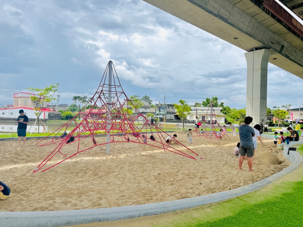 ★宜蘭親子景點★武淵水火同源公園，國道橋下晴雨天暢玩！人工草皮、滾輪溜滑梯、奇特水火共生景觀，避暑、雨天備案一日遊推薦！