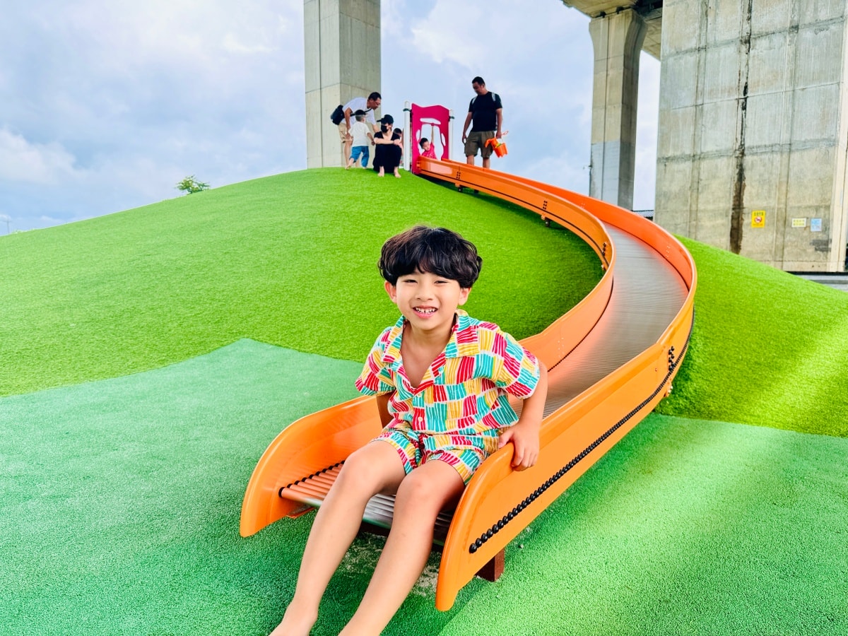 ★宜蘭親子景點★武淵水火同源公園，國道橋下晴雨天暢玩！人工草皮、滾輪溜滑梯、奇特水火共生景觀，避暑、雨天備案一日遊推薦！