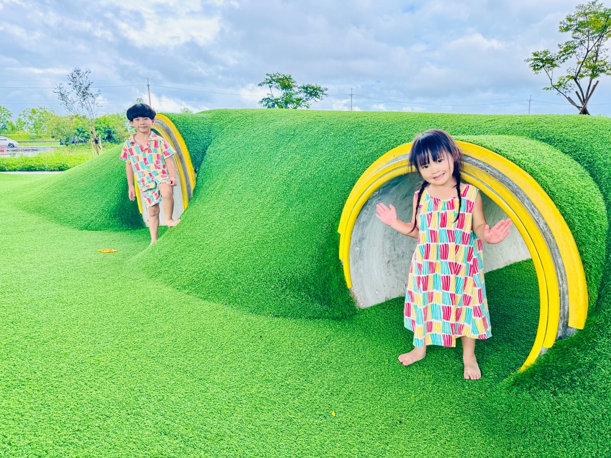 ★宜蘭親子景點★武淵水火同源公園，國道橋下晴雨天暢玩！人工草皮、滾輪溜滑梯、奇特水火共生景觀，避暑、雨天備案一日遊推薦！
