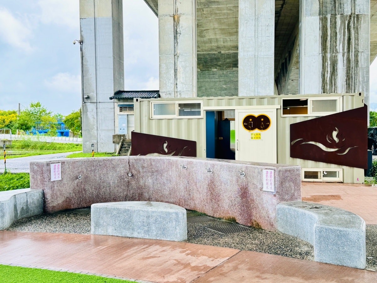 ★宜蘭親子景點★武淵水火同源公園，國道橋下晴雨天暢玩！人工草皮、滾輪溜滑梯、奇特水火共生景觀，避暑、雨天備案一日遊推薦！