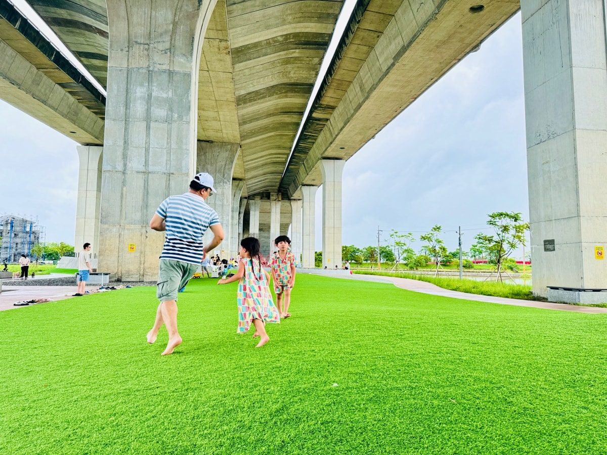 ★宜蘭親子景點★武淵水火同源公園，國道橋下晴雨天暢玩！人工草皮、滾輪溜滑梯、奇特水火共生景觀，避暑、雨天備案一日遊推薦！