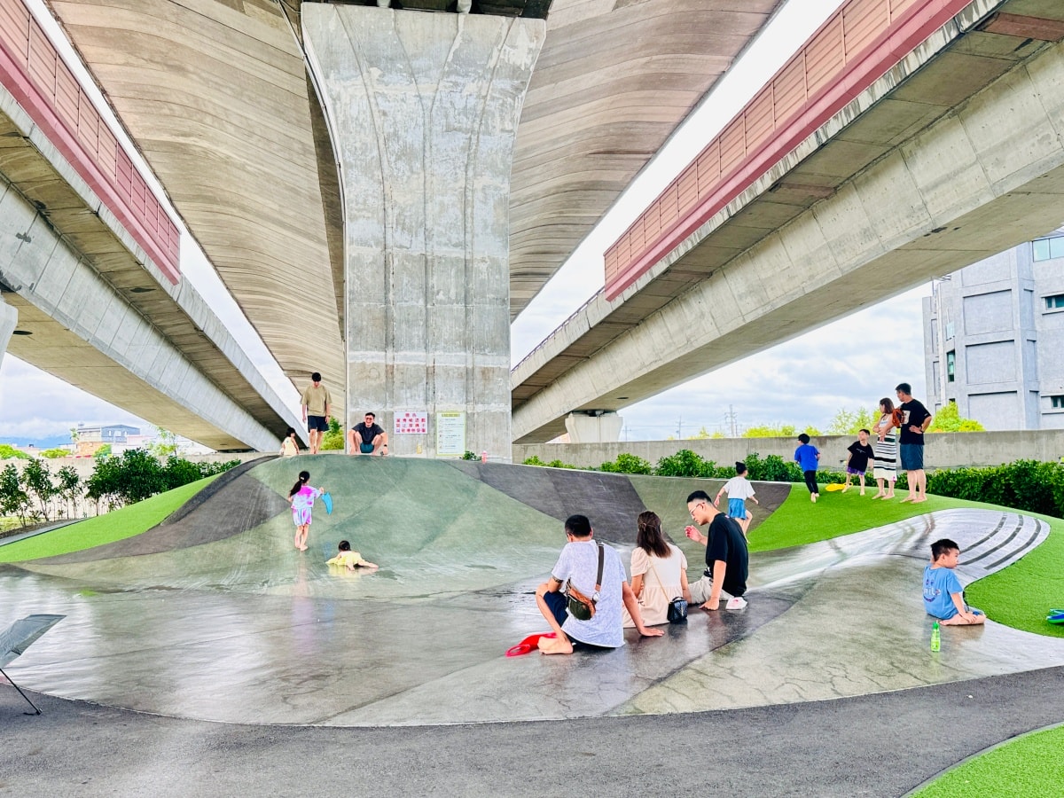 ★宜蘭親子景點★武淵水火同源公園，國道橋下晴雨天暢玩！人工草皮、滾輪溜滑梯、奇特水火共生景觀，避暑、雨天備案一日遊推薦！