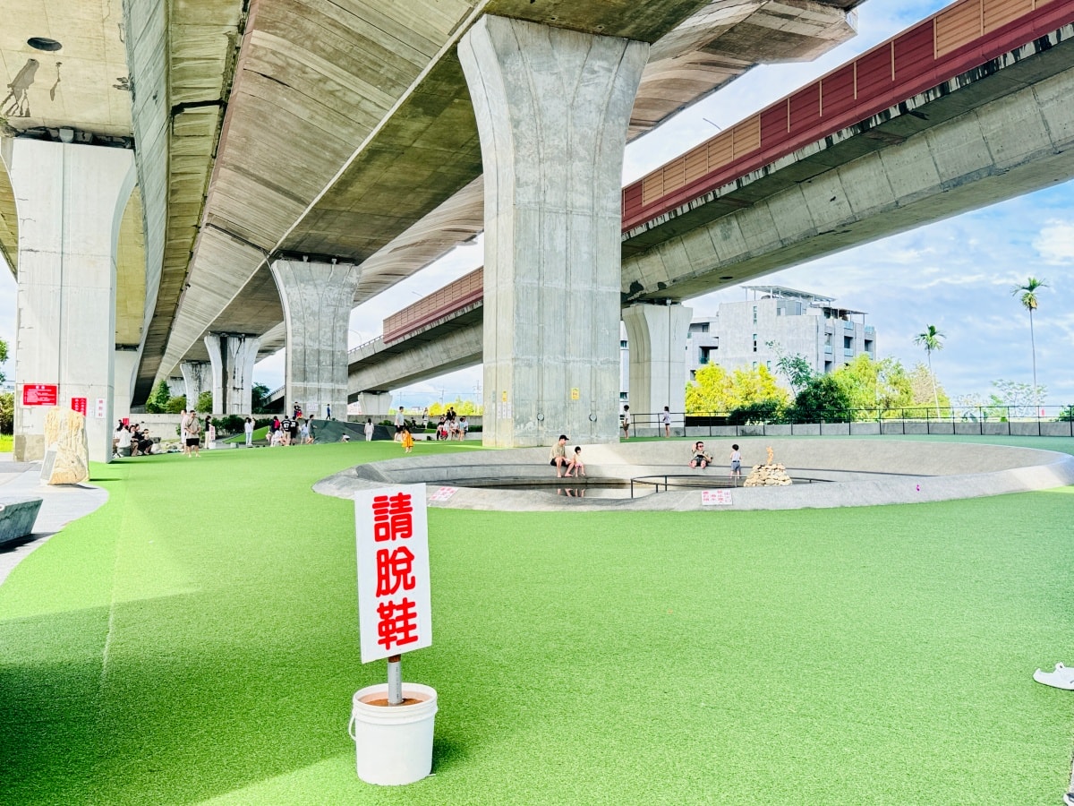 ★宜蘭親子景點★武淵水火同源公園，國道橋下晴雨天暢玩！人工草皮、滾輪溜滑梯、奇特水火共生景觀，避暑、雨天備案一日遊推薦！
