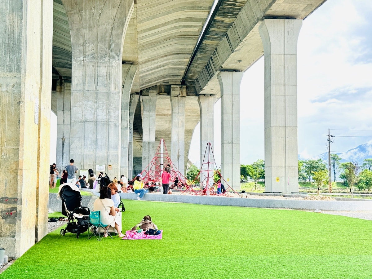★宜蘭親子景點★武淵水火同源公園，國道橋下晴雨天暢玩！人工草皮、滾輪溜滑梯、奇特水火共生景觀，避暑、雨天備案一日遊推薦！