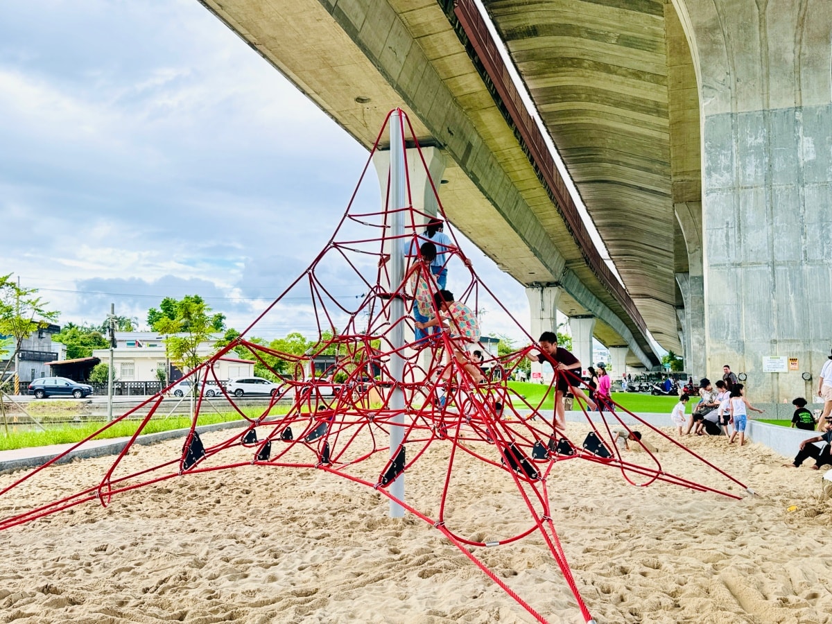 ★宜蘭親子景點★武淵水火同源公園，國道橋下晴雨天暢玩！人工草皮、滾輪溜滑梯、奇特水火共生景觀，避暑、雨天備案一日遊推薦！