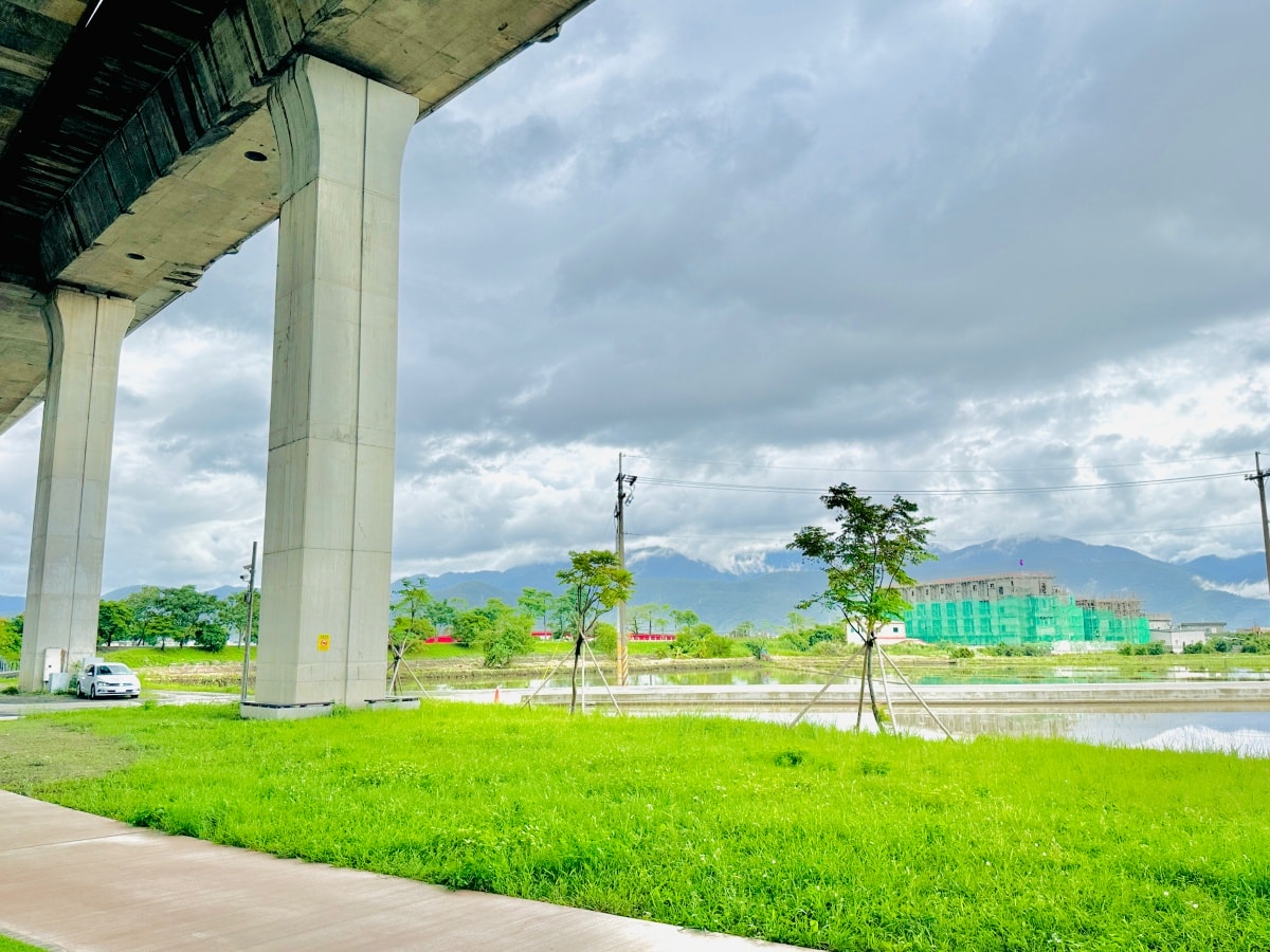 ★宜蘭親子景點★武淵水火同源公園，國道橋下晴雨天暢玩！人工草皮、滾輪溜滑梯、奇特水火共生景觀，避暑、雨天備案一日遊推薦！