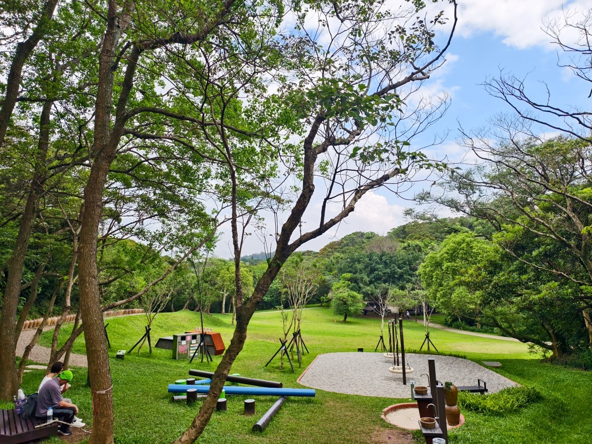 ★桃園親子景點★最新森林遊戲場『五酒桶山自然遊憩場』，適合親子的輕鬆步道和挑戰設施，看蝴蝶、野餐、大草皮超放電，下山再吃烤雞喝咖啡，桃園最新一日遊行程！