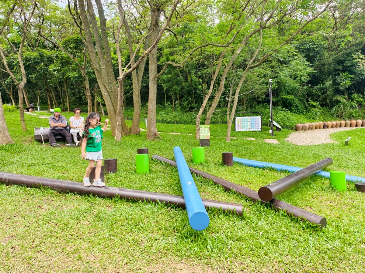 ★桃園親子景點★最新森林遊戲場『五酒桶山自然遊憩場』，適合親子的輕鬆步道和挑戰設施，看蝴蝶、野餐、大草皮超放電，下山再吃烤雞喝咖啡，桃園最新一日遊行程！