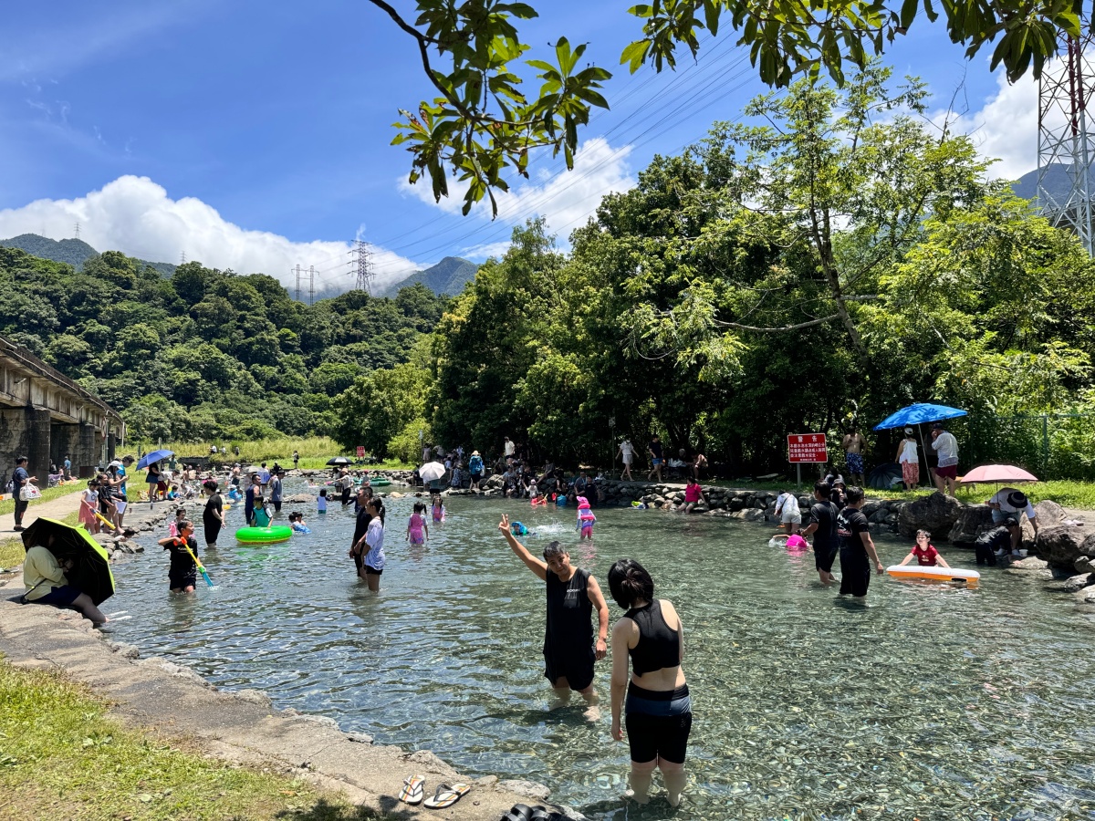 ★宜蘭親子景點★『東岳湧泉公園』免門票免費停車!天然冰冷湧泉,水淺好玩、夏日避暑的水樂園,親子一日遊推薦! - 第5張圖 ★宜蘭親子景點★『東岳湧泉公園』免門票免費停車!天然冰冷湧泉,水淺好玩、夏日避暑的水樂園,親子一日遊推薦!