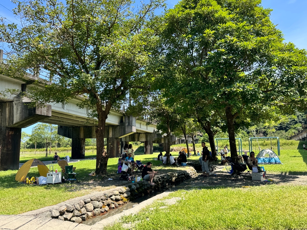 ★宜蘭親子景點★『東岳湧泉公園』免門票免費停車!天然冰冷湧泉,水淺好玩、夏日避暑的水樂園,親子一日遊推薦! - 第13張圖 ★宜蘭親子景點★『東岳湧泉公園』免門票免費停車!天然冰冷湧泉,水淺好玩、夏日避暑的水樂園,親子一日遊推薦!